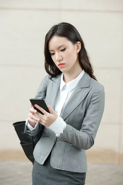 Female Entrepreneur Checking Notification — Stock Photo, Image