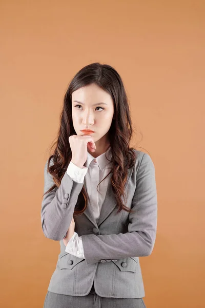 Ondernemer die nadenkt over zakelijke problemen — Stockfoto