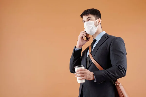 Empreendedor falando por telefone — Fotografia de Stock