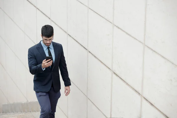 Seriöser Geschäftsmann checkt Smartphone — Stockfoto