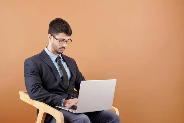 Homem de negócios trabalhando no laptop — Fotografia de Stock