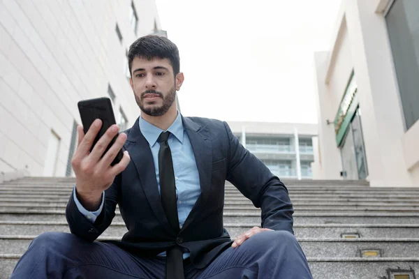 Serieuze zakenman controleren van Smartphone — Stockfoto