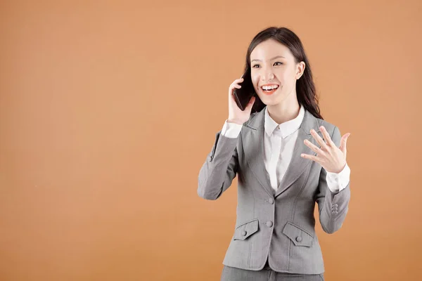 Bizneswoman rozmawia przez telefon — Zdjęcie stockowe