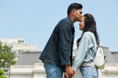 Erkek Öpüşen Gülen Kız Arkadaş Alnında