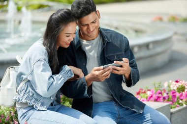 Erkek Kız Arkadaşa Video Gösteriyor