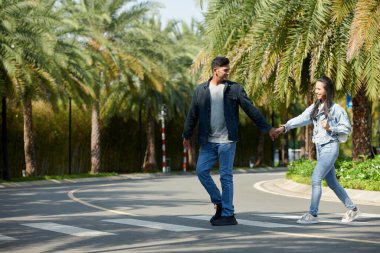 Park 'ta Karşıya Geçen Çift