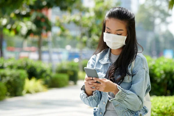 Vrouw texting vrienden — Stockfoto