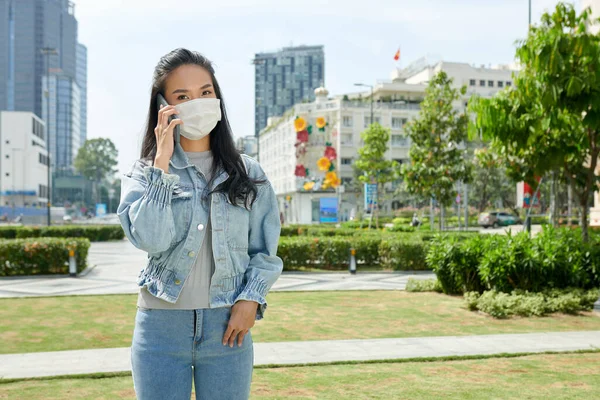 年轻女子呼唤朋友 — 图库照片