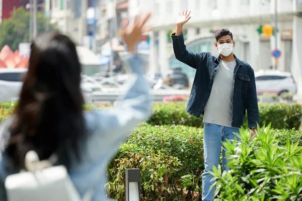 Couple Waving to Each Other — Stock Photo, Image