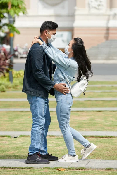 Casal abraçando e olhando um para o outro — Fotografia de Stock