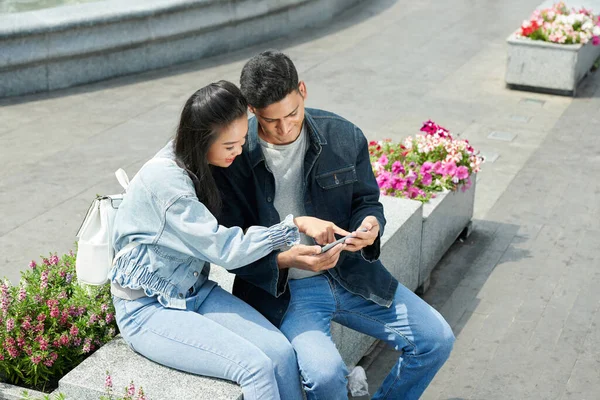 Pareja viendo videos virales — Foto de Stock