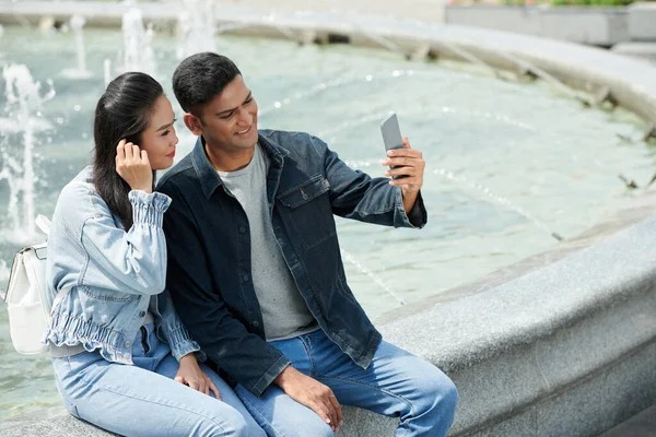 Pár brát Selfie u fontány — Stock fotografie