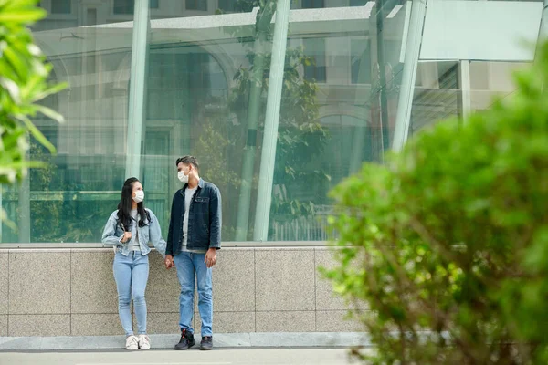 Happy Couple Holding Hands — Stock Photo, Image