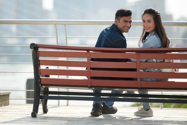 Glückliches Paar ruht sich auf Bank aus — Stockfoto