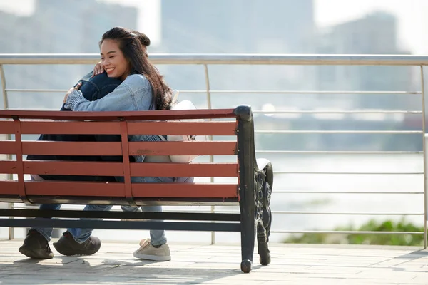 Šťastný pár objímání na lavičce — Stock fotografie