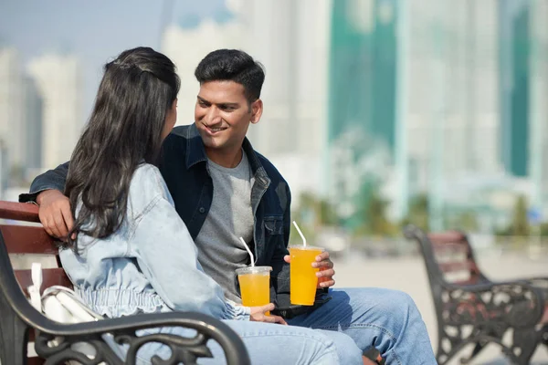 Pareja disfrutando de bebidas refrescantes — Foto de Stock