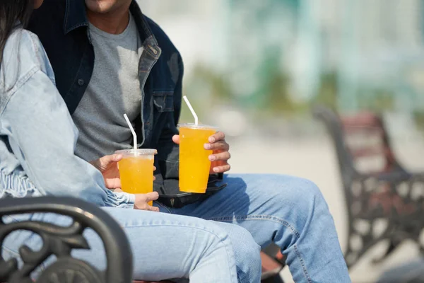 Couple Enjoying Refreshing Drinks — Stock Photo, Image