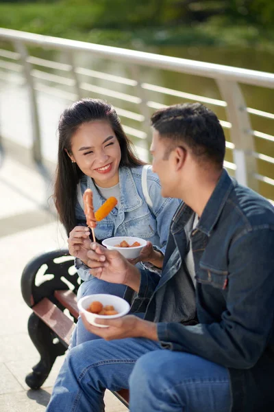 Paar isst Street Food auf Date — Stockfoto