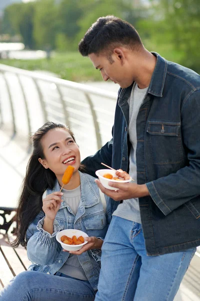 Casal desfrutando de comida de rua — Fotografia de Stock