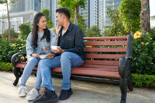 Pojkvän och äta majshund — Stockfoto