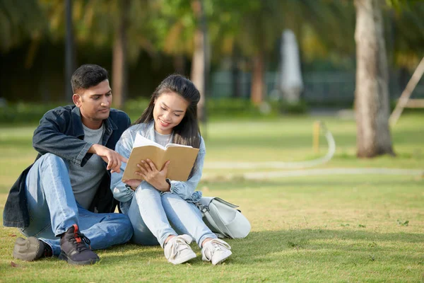 Estudiantes pasan tiempo en el campus — Foto de Stock