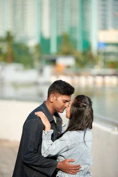 Casal quase beijando — Fotografia de Stock