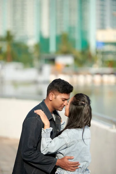 Pareja casi besándose —  Fotos de Stock