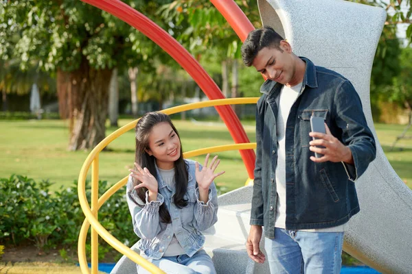 Pareja Fotografiando en el Parque — Foto de Stock