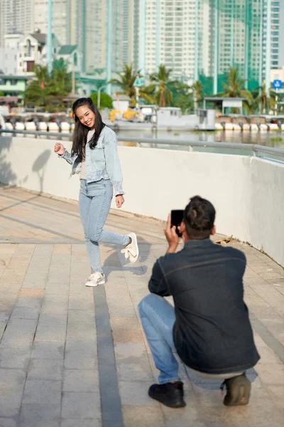 Casal Filmagem Dança Vídeo — Fotografia de Stock