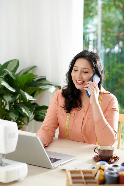 Atendimento de alfaiate positivo telefonema — Fotografia de Stock