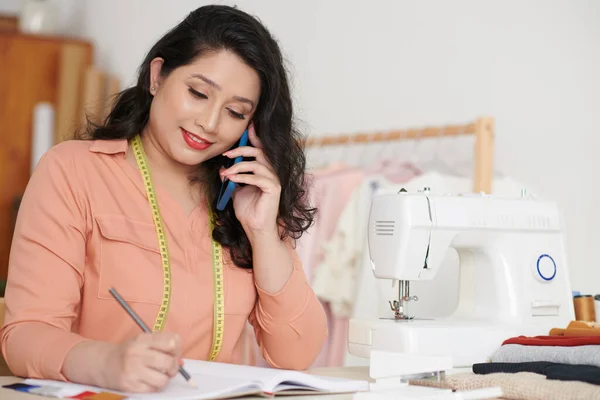 Positivo Dressmaker Falando no telefone — Fotografia de Stock