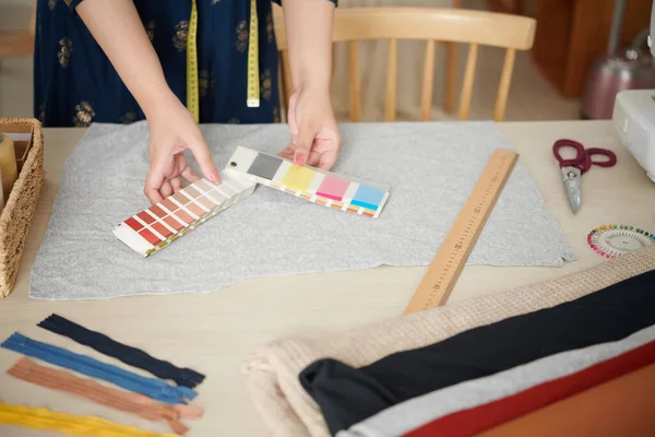 Dressmaker Travailler avec une palette de couleurs — Photo