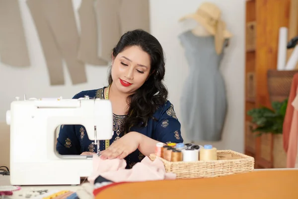 Costurera trabajando en la máquina de coser —  Fotos de Stock