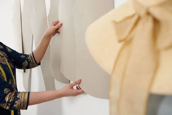 縫製パターンの選択ドレスメーカー — ストック写真