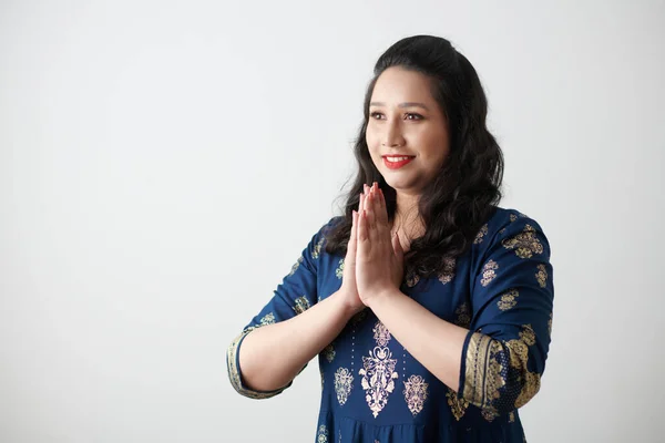 Mujer india haciendo gesto de saludo —  Fotos de Stock