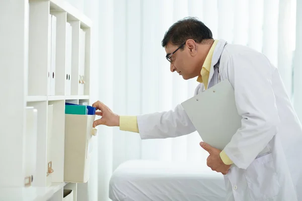 Médico que busca la carpeta — Foto de Stock