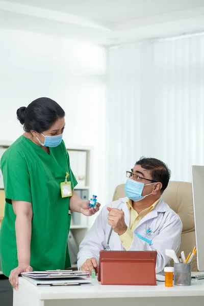 Nurse and Physician Discussing Vaccine — Stock Photo, Image