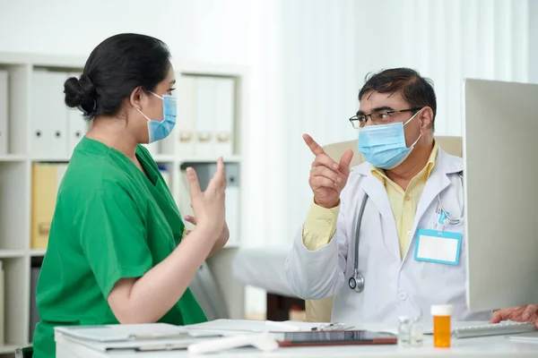 Conversación emocional de los trabajadores médicos —  Fotos de Stock