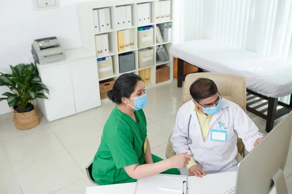 Médicos discutiendo pacientes Rayos X — Foto de Stock