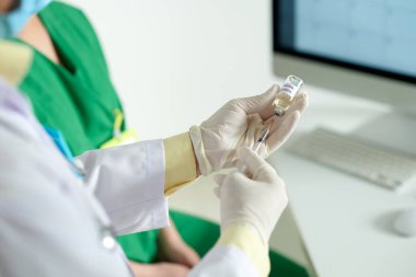 Doktor Şırıngayı Aşıyla Dolduruyor