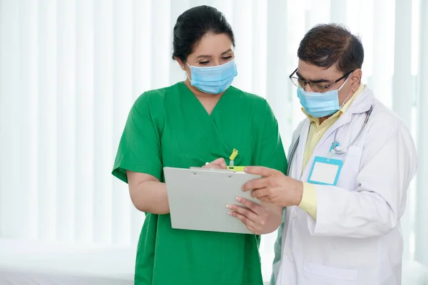 Trabajadores Médicos Discutiendo Documento —  Fotos de Stock