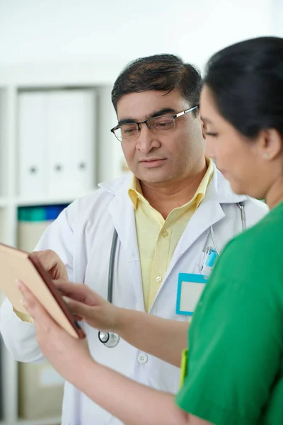 Ärzte diskutieren Ergebnisse medizinischer Tests — Stockfoto