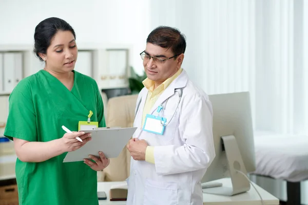 Médicos discutiendo la anamnesis del paciente — Foto de Stock