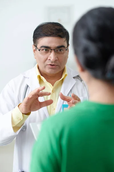 Médico explicando el método de tratamiento — Foto de Stock