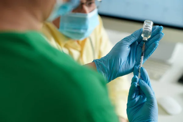 Jeringa de relleno de enfermera con vacuna —  Fotos de Stock
