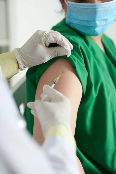 Infirmière se faire vacciner contre le coronavirus — Photo