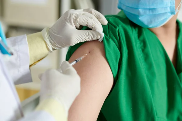 Läkare som ger injektion av vaccin — Stockfoto