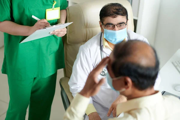 Médico general hablando con el paciente — Foto de Stock