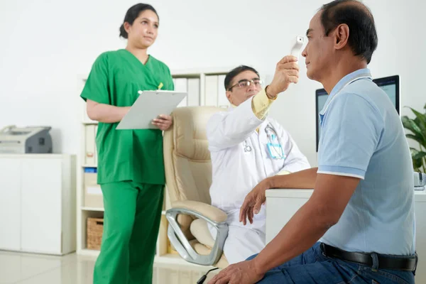 Médico Medición de la temperatura del paciente — Foto de Stock