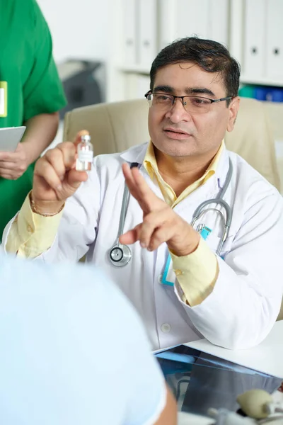 Médico hablando de dos componentes de la vacuna —  Fotos de Stock